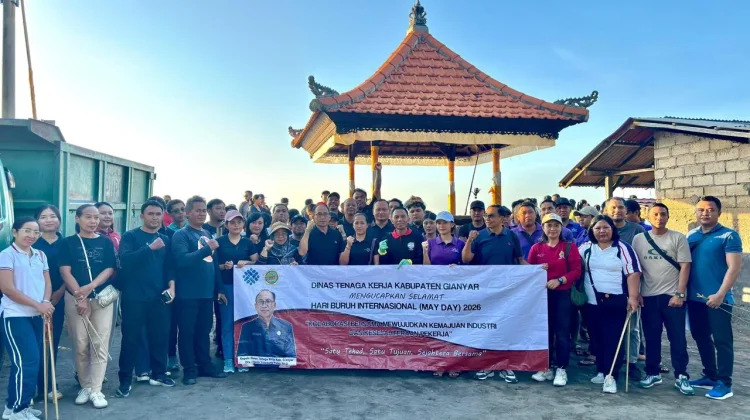 Disnaker Gianyar dan Serikat Pekerja Gelar Aksi Bersih Pantai
