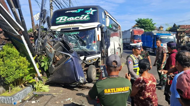 Bus AKAP Hantam Kijang hingga Ringsek di Jembrana