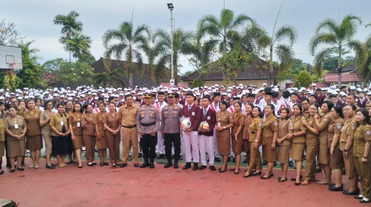 Sat Binmas Polres Klungkung Gelar Police Goes to School di SMAN 2 Semarapura