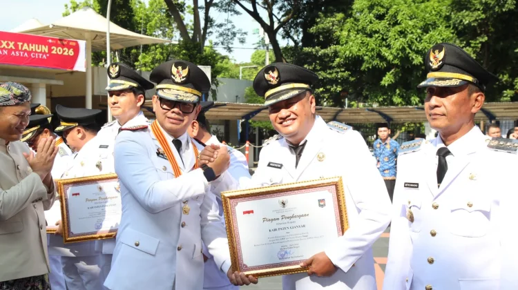 Raih Peringkat 7 Nasional, Bupati Gianyar Terima Penghargaan