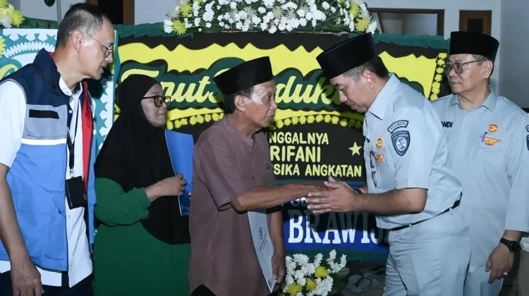 Jasa Raharja Serahkan Santunan kepada Ahli Waris Korban Laka Kereta di Bekasi