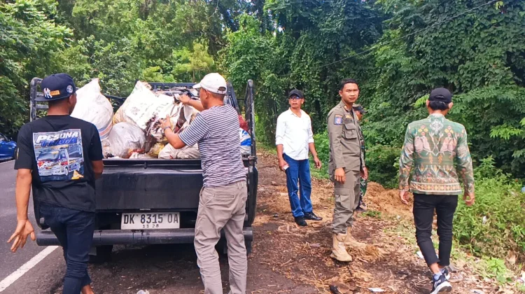 Buang Sampah di Hutan, Sopir Pikap Disanksi Sosial