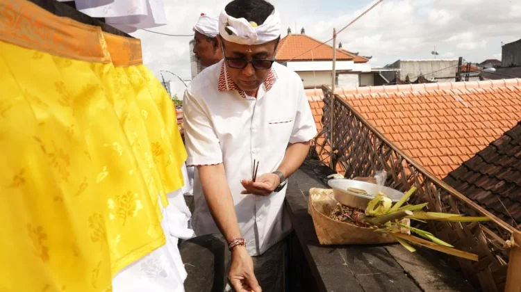 Wali Kota Jaya Negara Hadiri Upacara Piodalan Banjar Graha Shanti Tegal Kertha