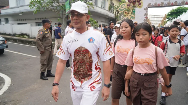 Meriahkan Festival Semarapura ke-8, Bupati Made Satria dan Jajaran Ikuti Fun Walk