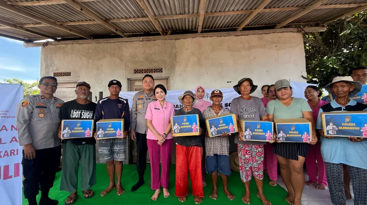 Kapolres Klungkung Salurkan Bantuan Sosial kepada Petani Garam Kusamba