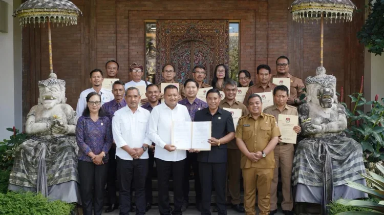 Bupati Gianyar Tandatangani MoU dengan KPU, Perkuat Sinergitas Pemilu