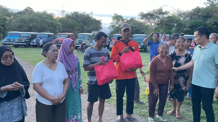 Komunitas SHN Berbagi Paket Sembako di Gilimanuk