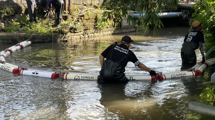 Gandeng Sungai Watch, BHA Kembali Instalasi Trash Barrier