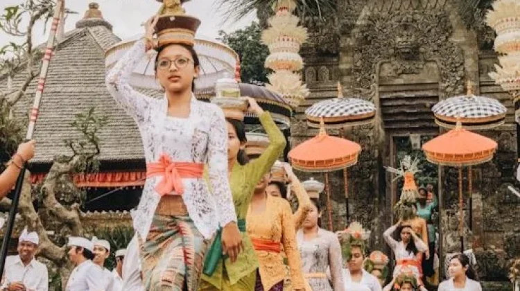 Tradisi dan Modernitas: Relevansi Upacara di Era Sekarang