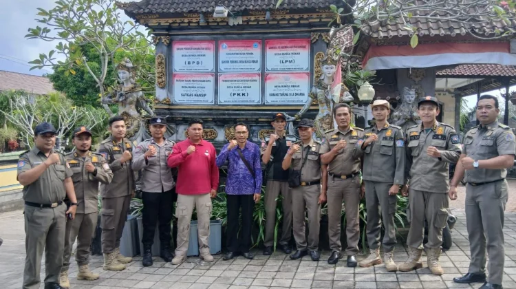 Bhabinkamtibmas Desa Bunga Mekar Dampingi Penertiban Bahu Jalan oleh Satpol PP