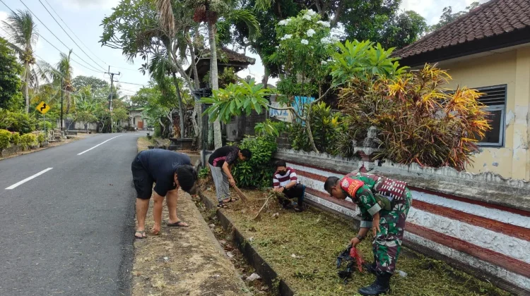 Kolaborasi Babinsa Belumbang, Warga dan Mahasiswa Bersihkan Desa