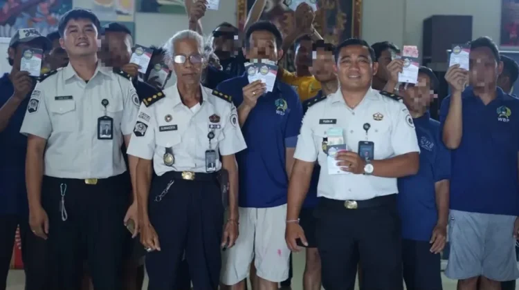 Lapas Kerobokan Serahkan Premi Kepada Warga Binaan Produktif