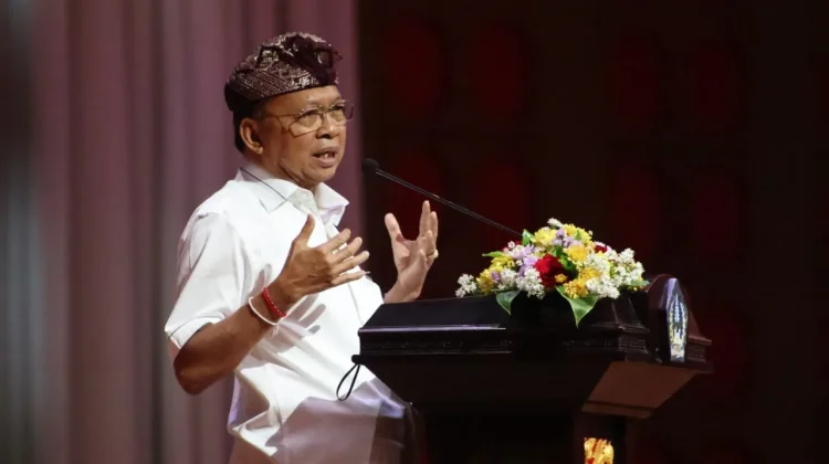 Gubernur Koster Wajibkan Pelaku Usaha Pariwisata Kelola Sampah Mandiri