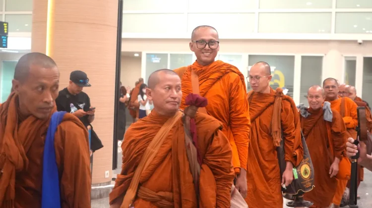 Puluhan Bhikkhu Indonesia Walk for Peace 2026 Tiba di Bandara Ngurah Rai