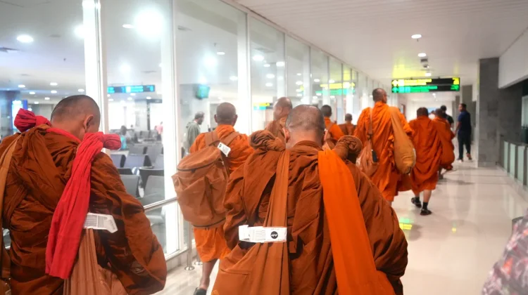 Puluhan Bhikkhu Indonesia Walk for Peace 2026 Tiba di Bandara Ngurah Rai