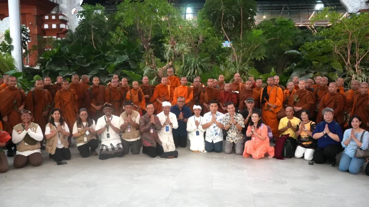 Puluhan Bhikkhu Indonesia Walk for Peace 2026 Tiba di Bandara Ngurah Rai