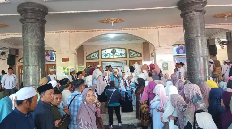 Babinsa Gianyar Kawal Pelepasan Jemaah Haji, Wujudkan Rasa Aman bagi Calon Haji