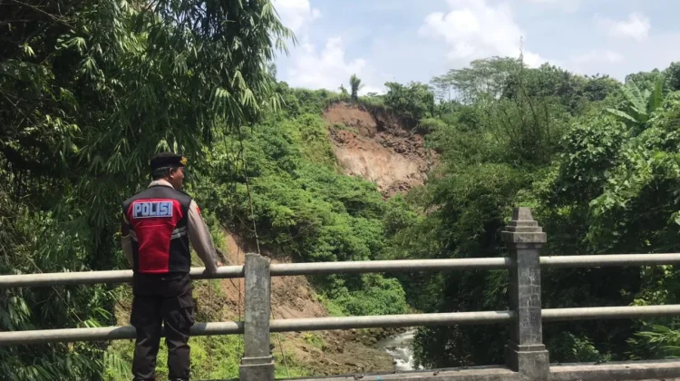 Patroli Polsek Sukawati Pantau Daerah Rawan Longsor di Jembatan Kemenuh