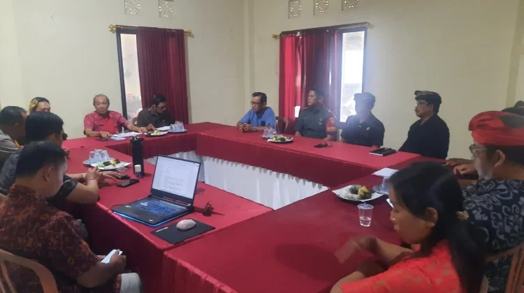 Babinsa Batuaji Kawal Penanganan Sampah dengan  Edukasi Pemilahan Sampah