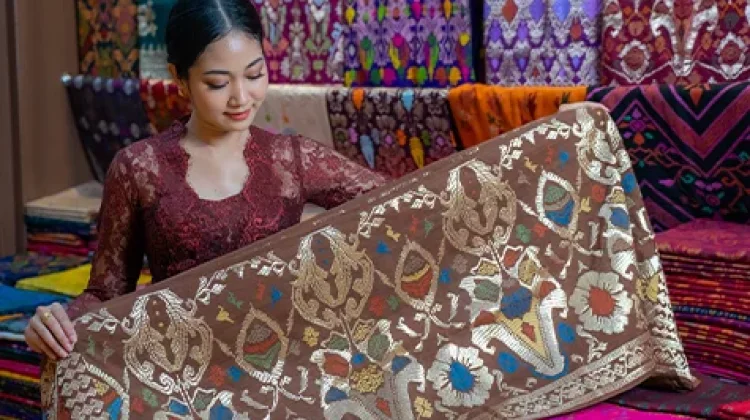Anak Muda Bali Kini Kian Gemar Gunakan Songket