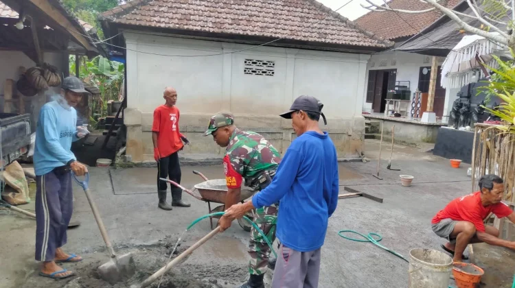 Kebersamaan Jadi Kekuatan, Babinsa Wongaya Gede Tuntaskan Renovasi Merajan