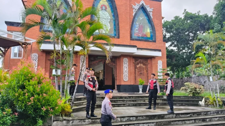 Pleton Siaga 2 Polres Klungkung Laksanakan Pengamanan di Sejumlah Gereja