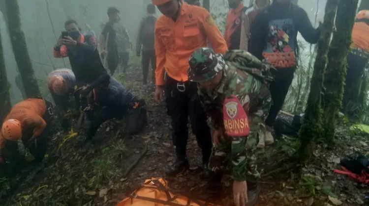 Operasi Kemanusiaan, Babinsa Jegu Bantu Evakuasi Pendaki Meninggal Dunia