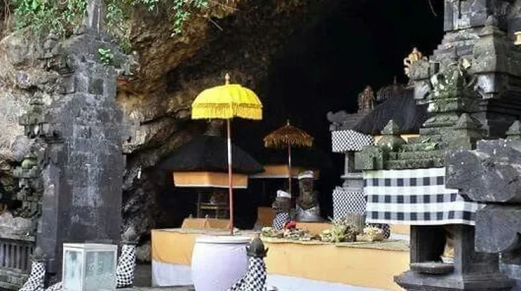 Fenomena Wisata “Content Hunting” yang Mengganggu Tempat Sakral