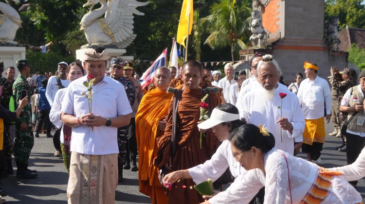 Puluhan Bhikkhu Thudong dari Bali menuju Jawa