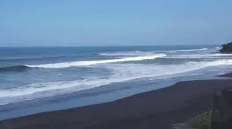 Hitam yang Menenangkan, Menjelajah Pantai Nyanyi di Tabanan