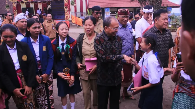 Wayan Koster Kobarkan Semangat Pendidikan di HUT SMKN 3 Kintamani
