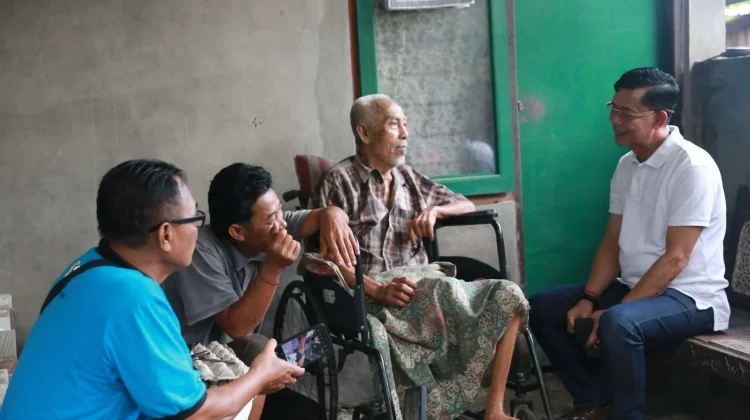 Peduli Terhadap Warga, Bupati Satria Bantu Dua Lansia di Desa Sarimerta