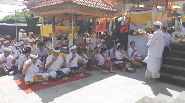 Doakan Stabilitas Ekonomi, Wabup-Jembrana Hadiri Pujawali Pura Melanting