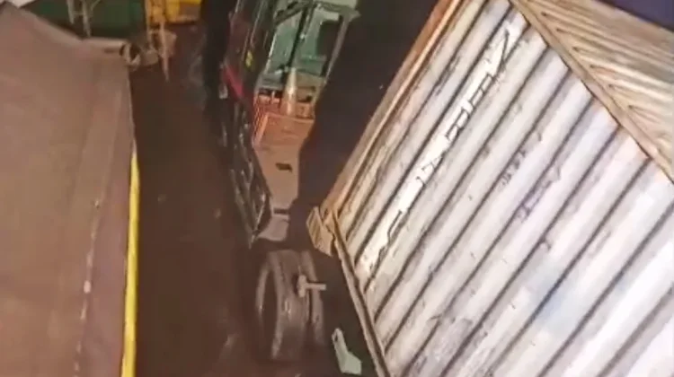Lima Truk Benturan dalam Kapal akibat Gelombang Tinggi