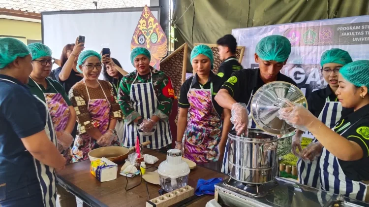 Babinsa Dauh Peken Dukung  Pengababdian Mahasiswa Teknologi Pangan Unud