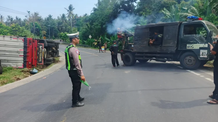 Hindari Truk Mogok, Tronton 20 Ton Terguling di Pekutatan
