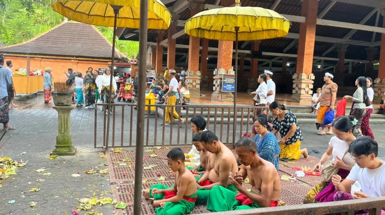 Harmoni Budaya dan Spiritualitas Bali, Irdam IX/Udayana Jalani Prosesi Melukat