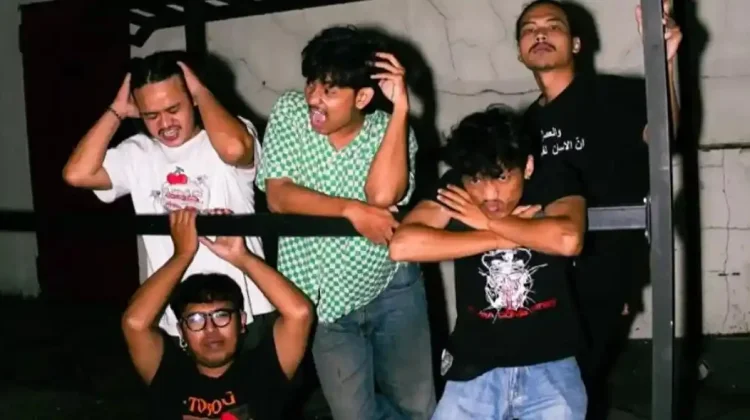 “Cherry” dan Romantika Anak Muda yang Berantakan