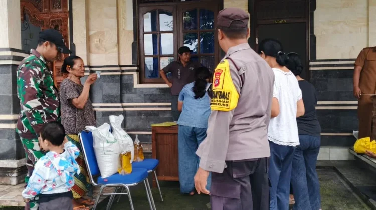 Bhabinkamtibmas Desa Selisihan Hadiri Penyaluran Bantuan Pangan untuk Warga