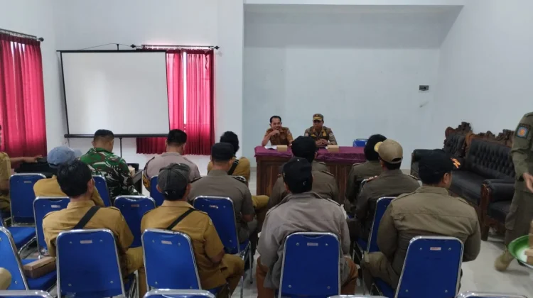 Bhabinkamtibmas Desa Kutampi Hadiri Pembinaan dan Monitoring Satlinmas