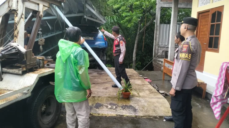 Polsek Sukawati Atensi Bencana Alam Tembok Penyengker Roboh di Desa Batuan