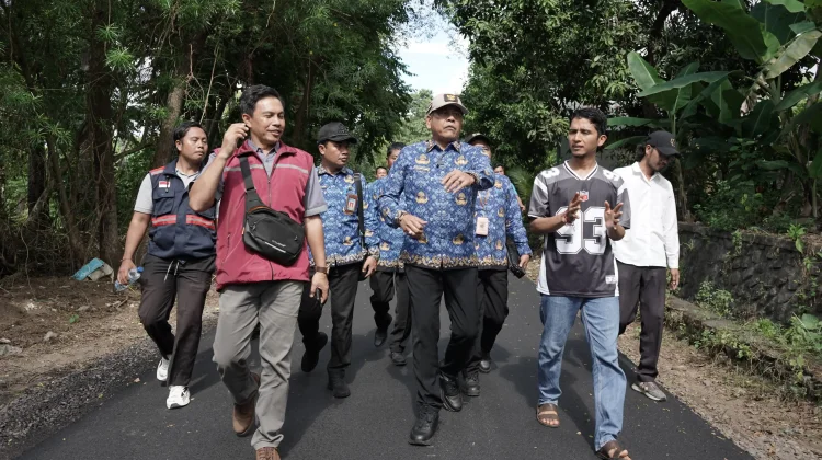 Bupati Karangasem Pastikan Pembangunan Jalan Sesuai Standar