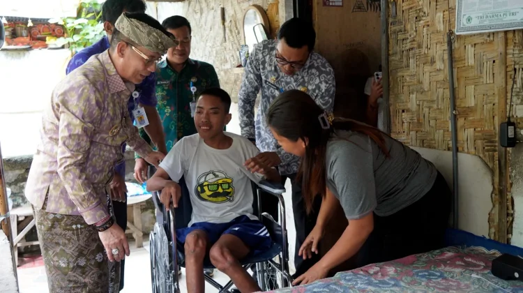 Bupati Satria Serahkan Bantuan Kursi Roda dan Sembako kepada Warga Lansia