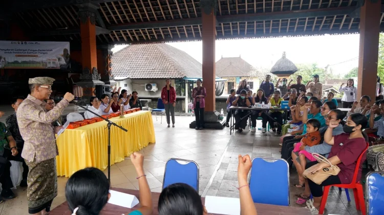 Pemkab Klungkung Gelar Posyandu Serentak dan Penyaluran Bantuan Pangan