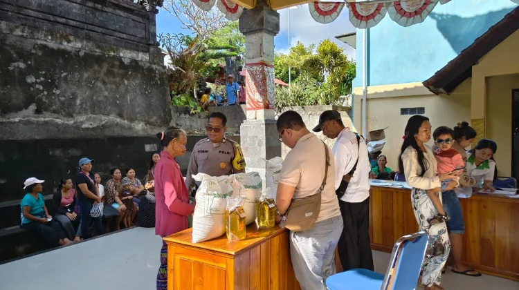 Bhabinkamtibmas Desa Batukandik Kawal Penyaluran Bantuan Pangan kepada Warga