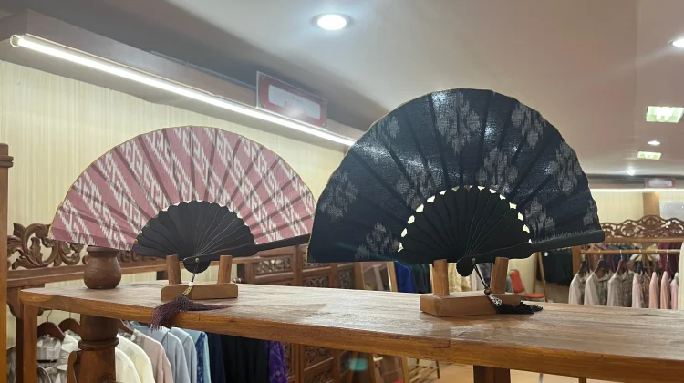 Endek: Dari Kain Tradisional Menjadi Kipas Bernilai Seni