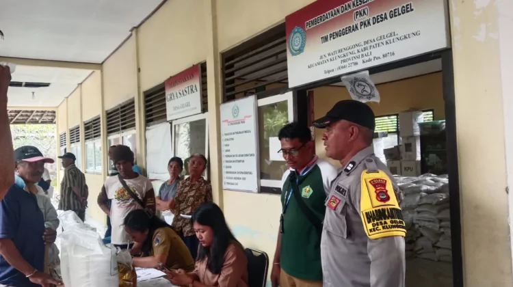 Babinsa Gelgel Kawal Penyaluran Bantuan Pangan Warga