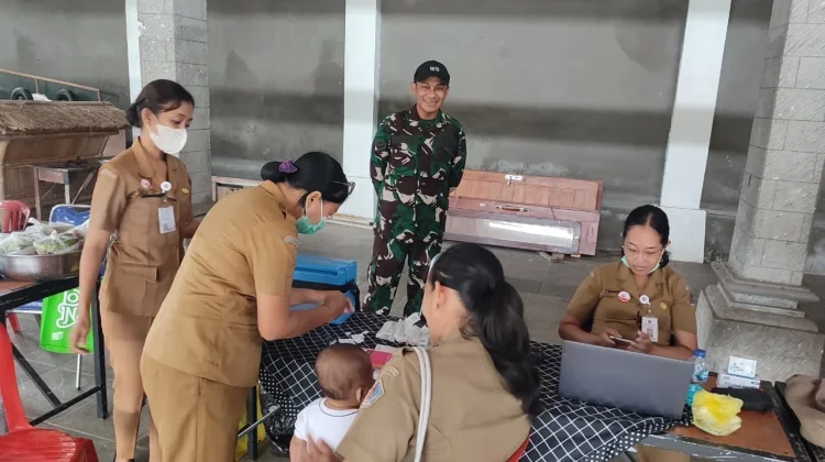 Babinsa Dawan Kaler Dampingi Posyandu ILP Desa