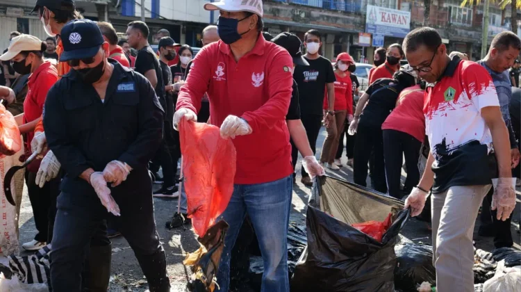 Pemkab Tabanan Gencarkan Aksi Bersih Sampah, Ratusan ASN Turun ke Jalan