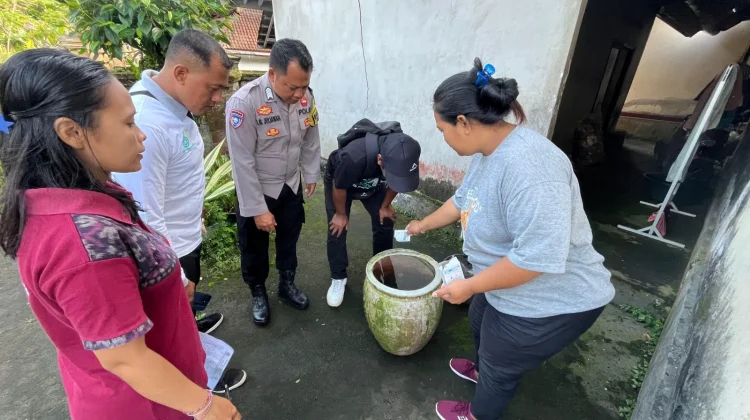 Bhabinkamtibmas Desa Bungbungan bersama Tim Kesehatan Laksanakan PSN Cegah DBD